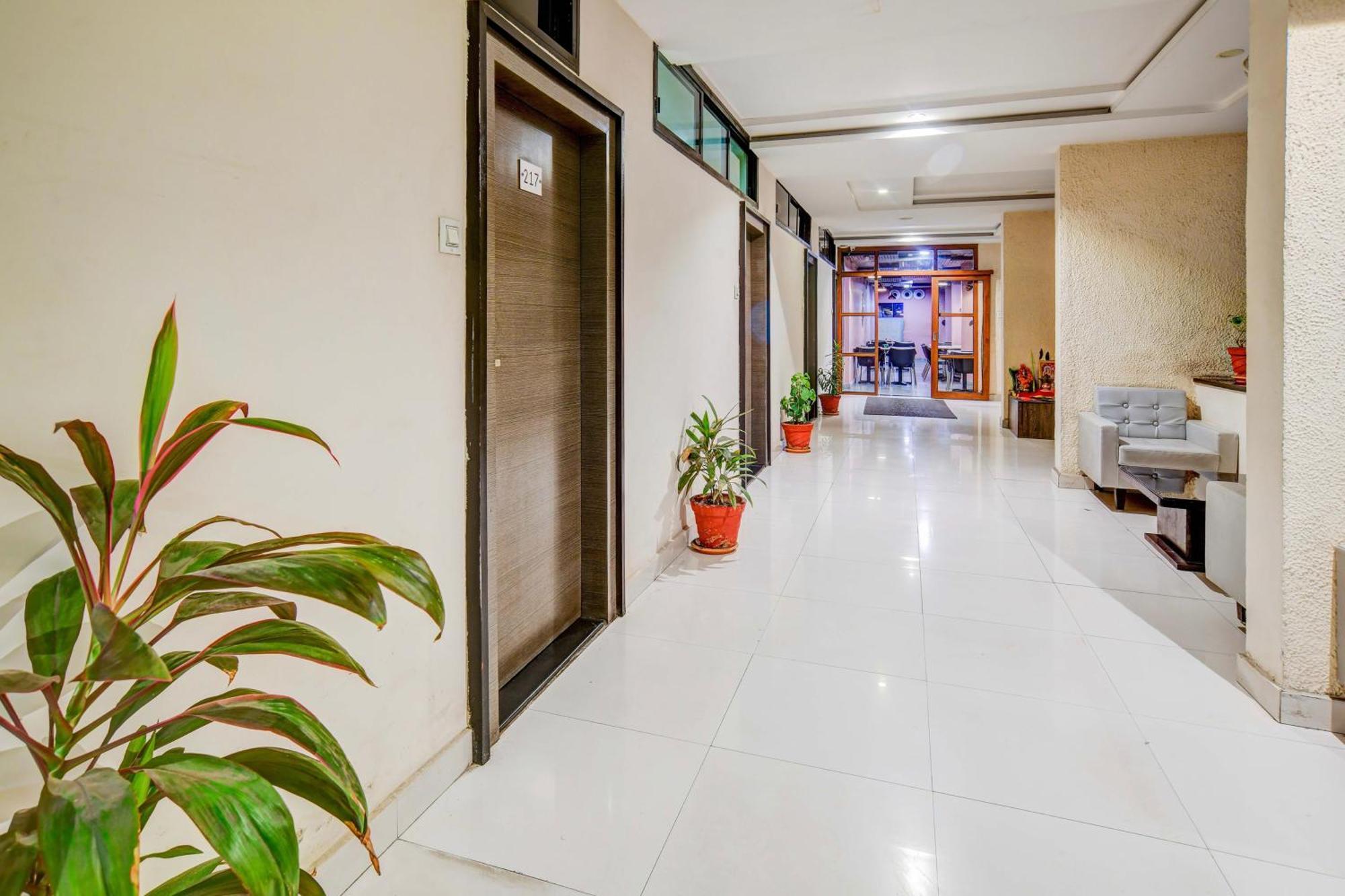 Super Townhouse Dewas City Formerly Utsav Экстерьер фото